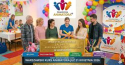 Profesjonalna trenerka Akademii Animatora uczy grupę dorosłych uczestników technik modelowania balonów podczas kursu stacjonarnego w Warszawie.