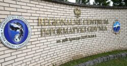 Tablica wejściowa Regionalnego Centrum Informatyki Gdynia im. ppłk. Ignacego Szpunara z logo Dowództwa Komponentu Wojsk Obrony Cyberprzestrzeni