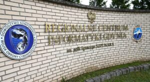 Tablica wejściowa Regionalnego Centrum Informatyki Gdynia im. ppłk. Ignacego Szpunara z logo Dowództwa Komponentu Wojsk Obrony Cyberprzestrzeni