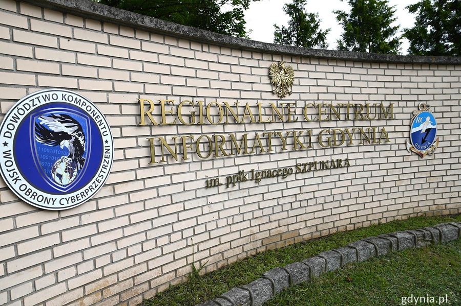 Tablica wejściowa Regionalnego Centrum Informatyki Gdynia im. ppłk. Ignacego Szpunara z logo Dowództwa Komponentu Wojsk Obrony Cyberprzestrzeni
