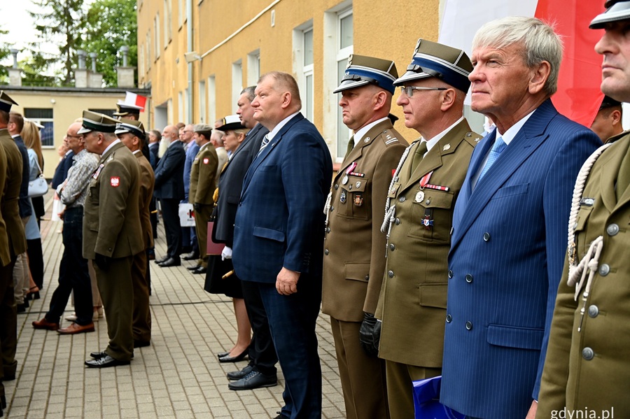 Uroczysty apel z okazji święta Regionalnego Centrum Informatyki Gdynia - żołnierze i przedstawiciele władz samorządowych w szeregu