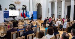 Inauguracja Polskiej Sieci Miast i Społeczności Przyjaznych Osobom Starszym w Ministerstwie Zdrowia w Warszawie - sala konferencyjna z uczestnikami i prelegentką przy mównicy