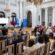 Inauguracja Polskiej Sieci Miast i Społeczności Przyjaznych Osobom Starszym w Ministerstwie Zdrowia w Warszawie - sala konferencyjna z uczestnikami i prelegentką przy mównicy