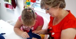 Danuta Zaczek podczas indywidualnych zajęć krawieckich pomaga młodej kursantce w nauce ręcznego szycia. Zdjęcie wykonano w pracowni krawieckiej w Rumi, gdzie od lat prowadzone są kursy szycia dla dzieci i dorosłych.