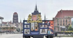 Mobilny carillon "Gdańsk" na tle Głównego Miasta