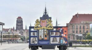 Mobilny carillon "Gdańsk" na tle Głównego Miasta