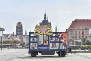 Mobilny carillon "Gdańsk" na tle Głównego Miasta