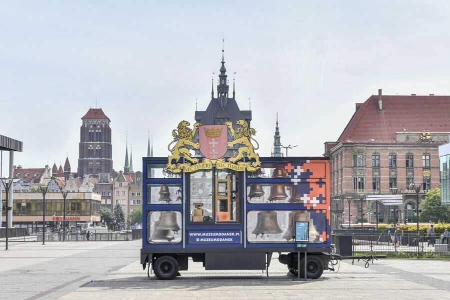 Mobilny carillon "Gdańsk" na tle Głównego Miasta