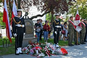 Uroczysty apel z wojskową asystą honorową pod pomnikiem Armii Krajowej w Gdyni