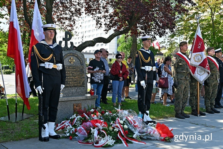 Uroczysty apel z wojskową asystą honorową pod pomnikiem Armii Krajowej w Gdyni
