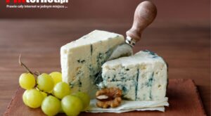 Kawałek sera blue cheese z niebieską pleśnią na drewnianej desce do serwowania