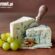 Kawałek sera blue cheese z niebieską pleśnią na drewnianej desce do serwowania