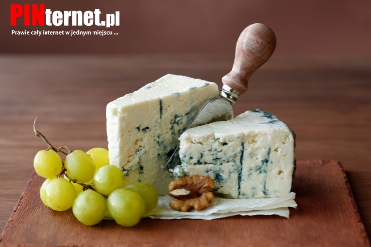 Kawałek sera blue cheese z niebieską pleśnią na drewnianej desce do serwowania