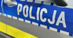 Radiowóz policyjny - zbliżenie na napis Policja