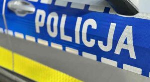 Radiowóz policyjny - zbliżenie na napis Policja