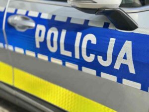 Radiowóz policyjny - zbliżenie na napis Policja