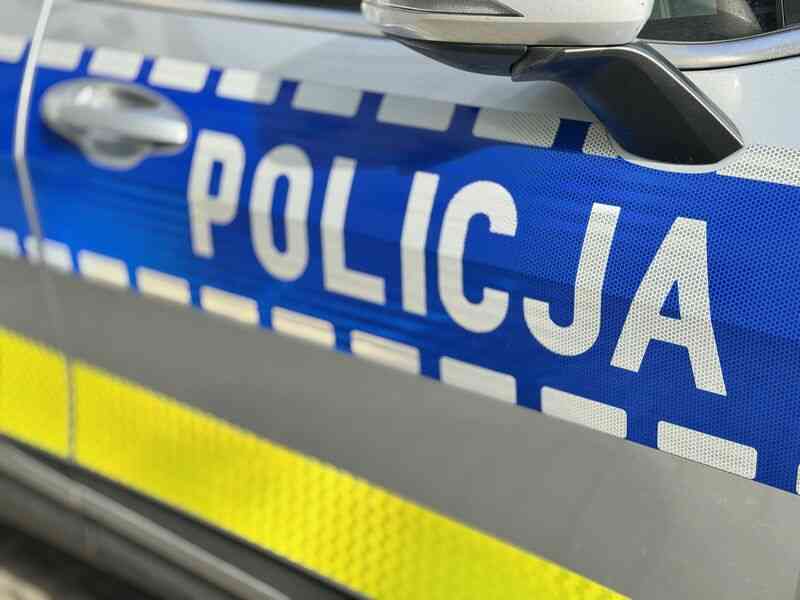 Radiowóz policyjny - zbliżenie na napis Policja