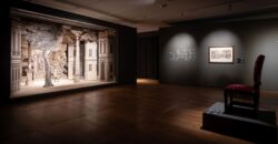 Zbliżenie na zrekonstruowaną barokową scenę teatralną z motywem drzewa i architektury
