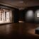 Zbliżenie na zrekonstruowaną barokową scenę teatralną z motywem drzewa i architektury