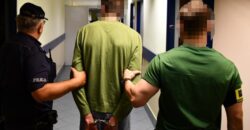 Policjanci prowadzą zatrzymanego 27-letniego mężczyznę podejrzanego o ataki na Dworcu Zachodnim w Warszawie.