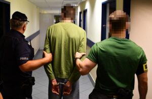 Policjanci prowadzą zatrzymanego 27-letniego mężczyznę podejrzanego o ataki na Dworcu Zachodnim w Warszawie.