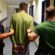 Policjanci prowadzą zatrzymanego 27-letniego mężczyznę podejrzanego o ataki na Dworcu Zachodnim w Warszawie.