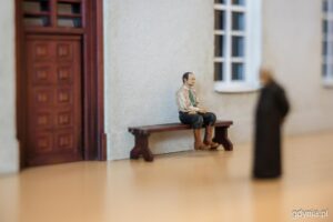 Miniaturowa figurka mężczyzny na ławce z wystawy Trefl Miniatury w Gdyni